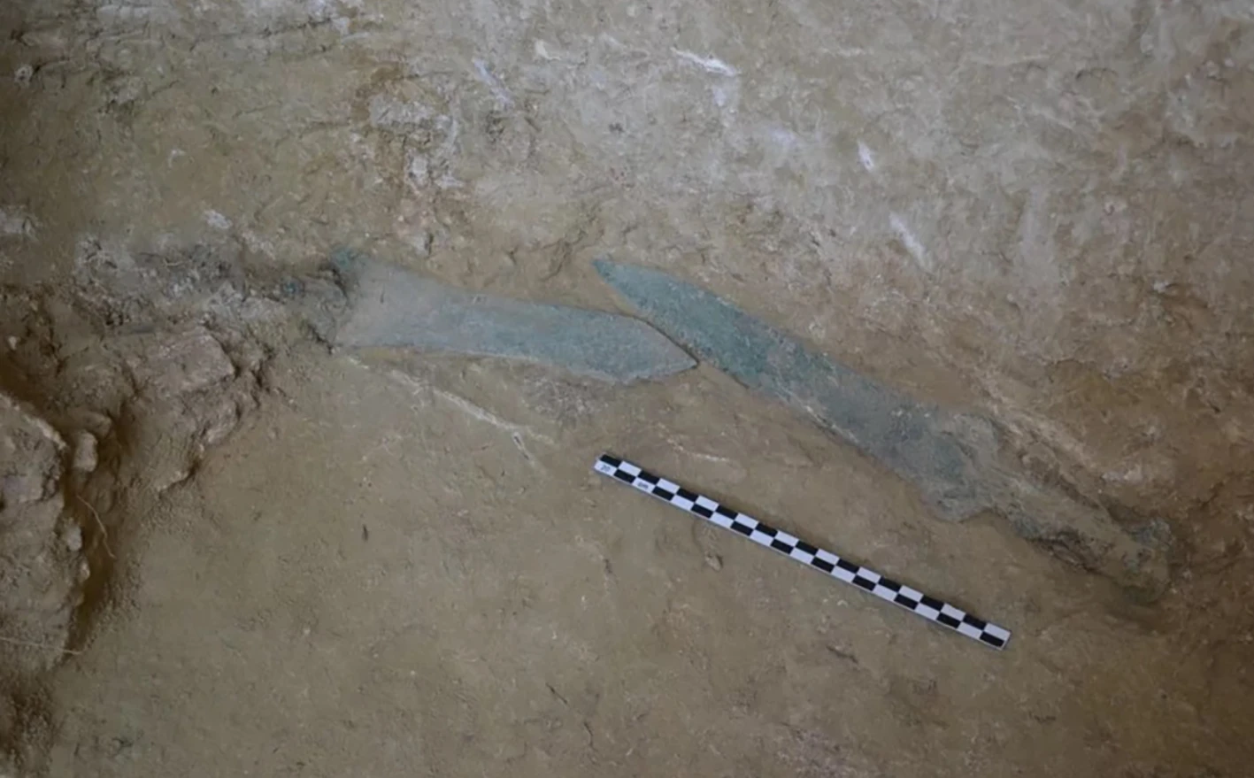 Ba thanh kiếm đồng 3.200 năm trong mộ cổ, lai lịch gây sốc