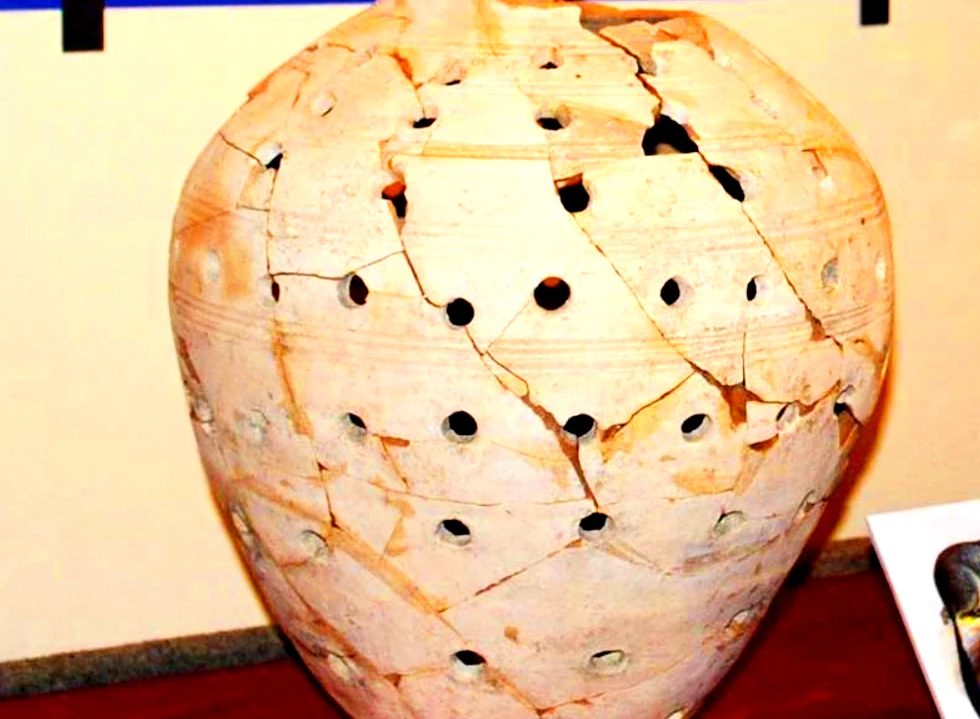 Phát hiện bình La Mã cổ thủng lỗ chỗ, chuyên gia bối rối