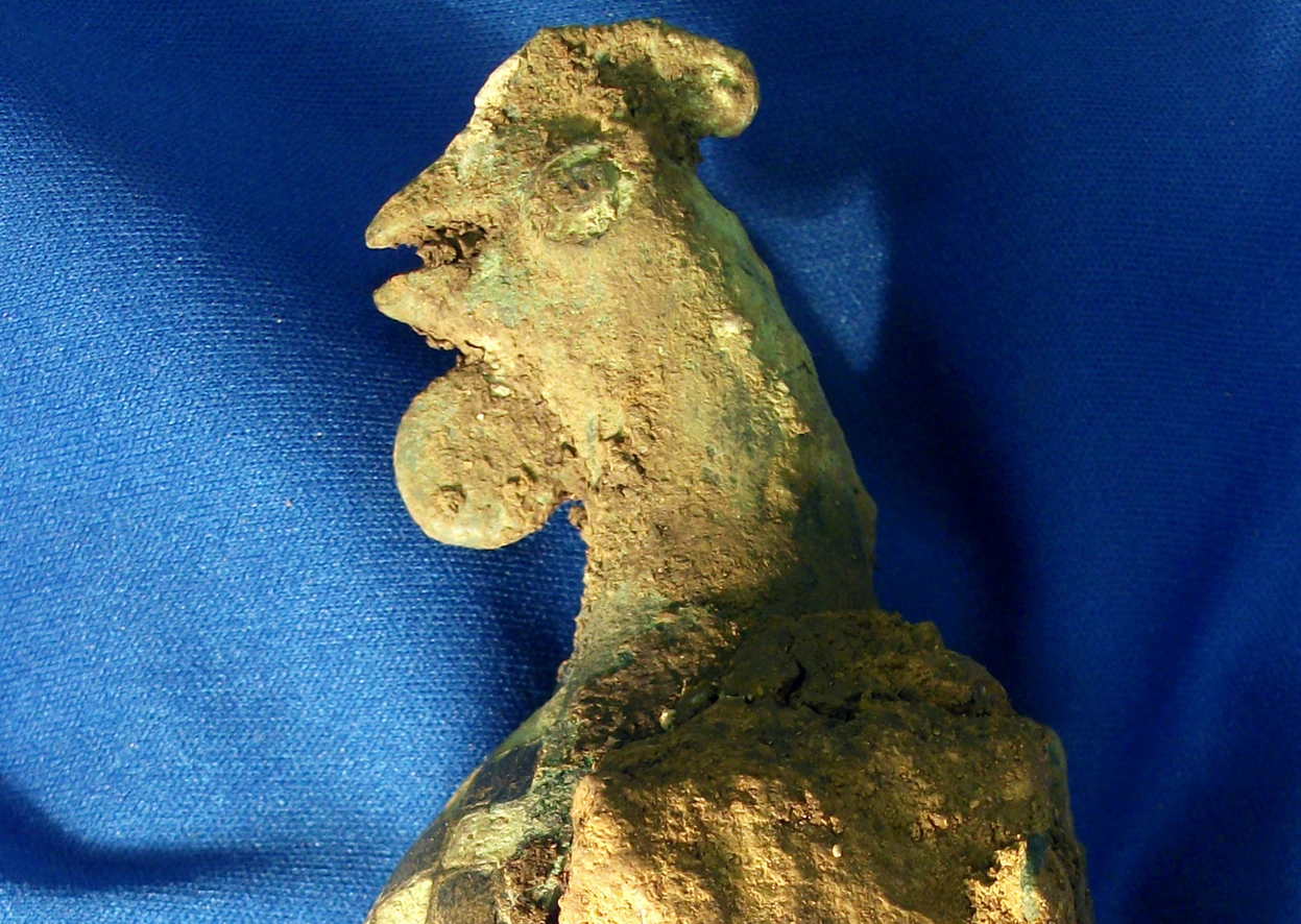 Mở mộ La Mã cổ, ngỡ ngàng thấy tượng gà trống tuyệt đẹp chưa từng thấy