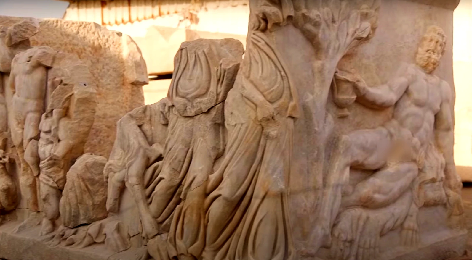 Hình khắc trên quan tài đá cẩm thạch hé lộ bí mật động Trời