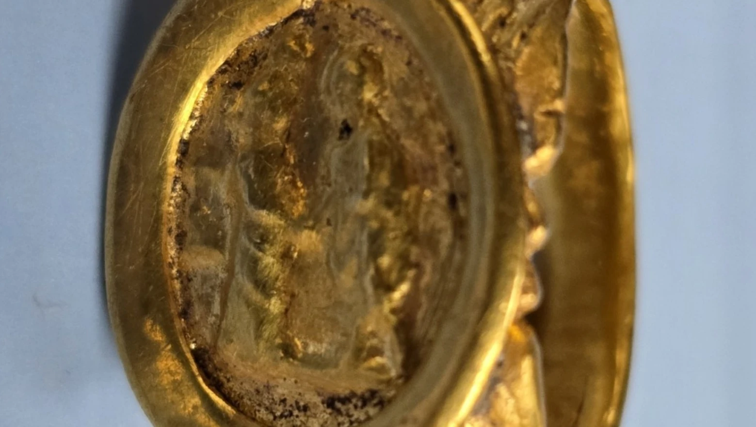 Nhẫn cưới La Mã cổ đại 2.000 năm tuổi gây chấn động