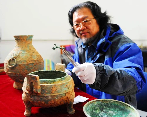 Sửng sốt nồi súp xương 2.400 năm tuổi còn nguyên trong mộ cổ