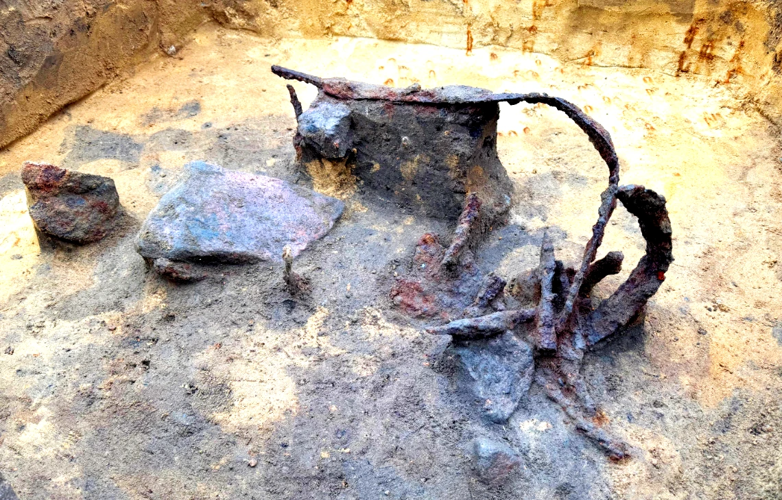 Kho vũ khí hiến tế thời kỳ đồ sắt chứa áo giáp xích cực kỳ quý hiếm