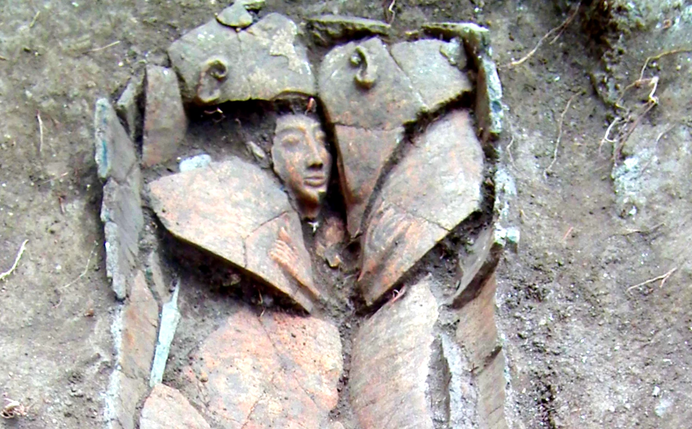 Phát hiện quan tài đất sét Ai Cập khắc mặt người gây sửng sốt