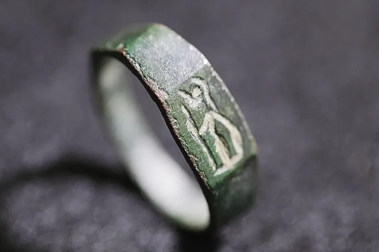 Cậu bé 13 tuổi gây sốc khi tìm thấy chiếc nhẫn 1.800 năm tuổi