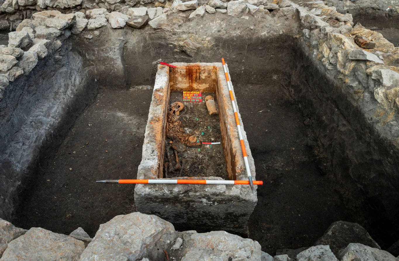 Sửng sốt thấy thứ bên trong quan tài đá La Mã vừa phát lộ