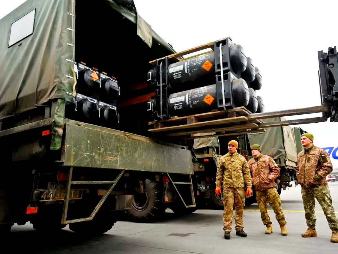 Vũ khí Mỹ cấp cho Ukraine bị chặn tại kho Ba Lan 