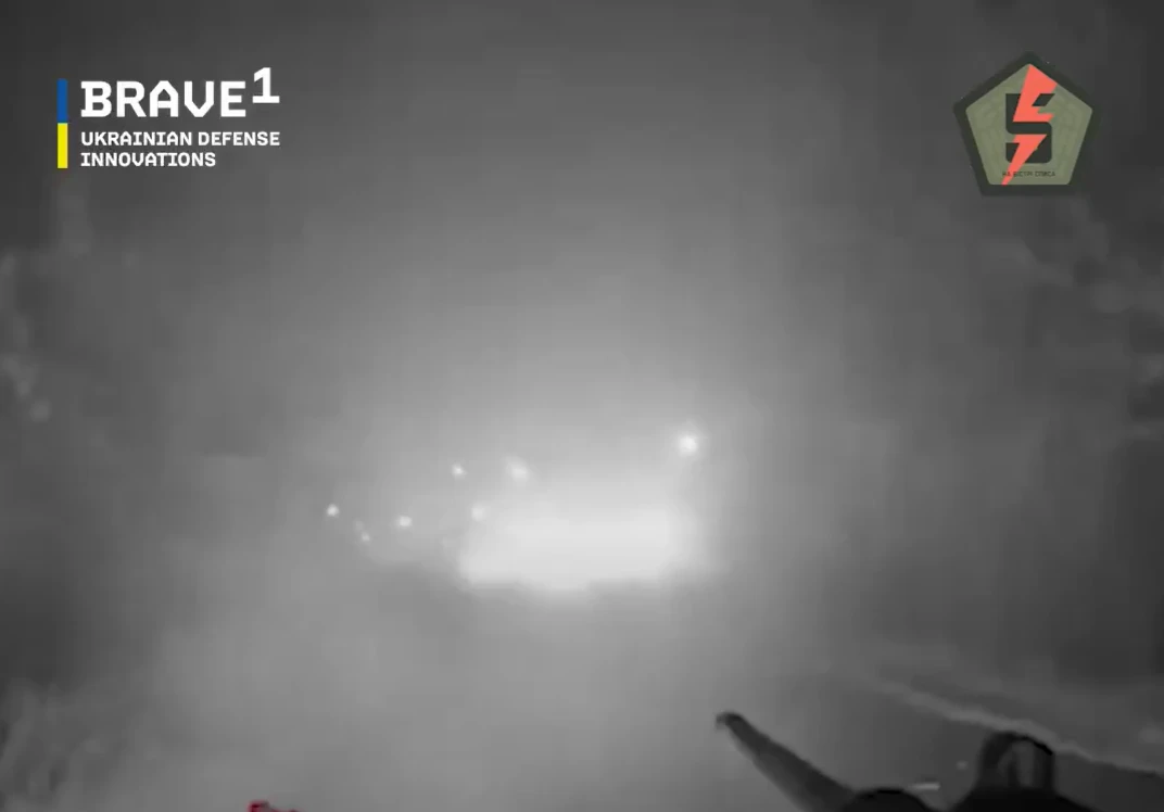 Ukraine lần đầu tiên hạ được xe bọc thép Nga bằng xe robot mặt đất