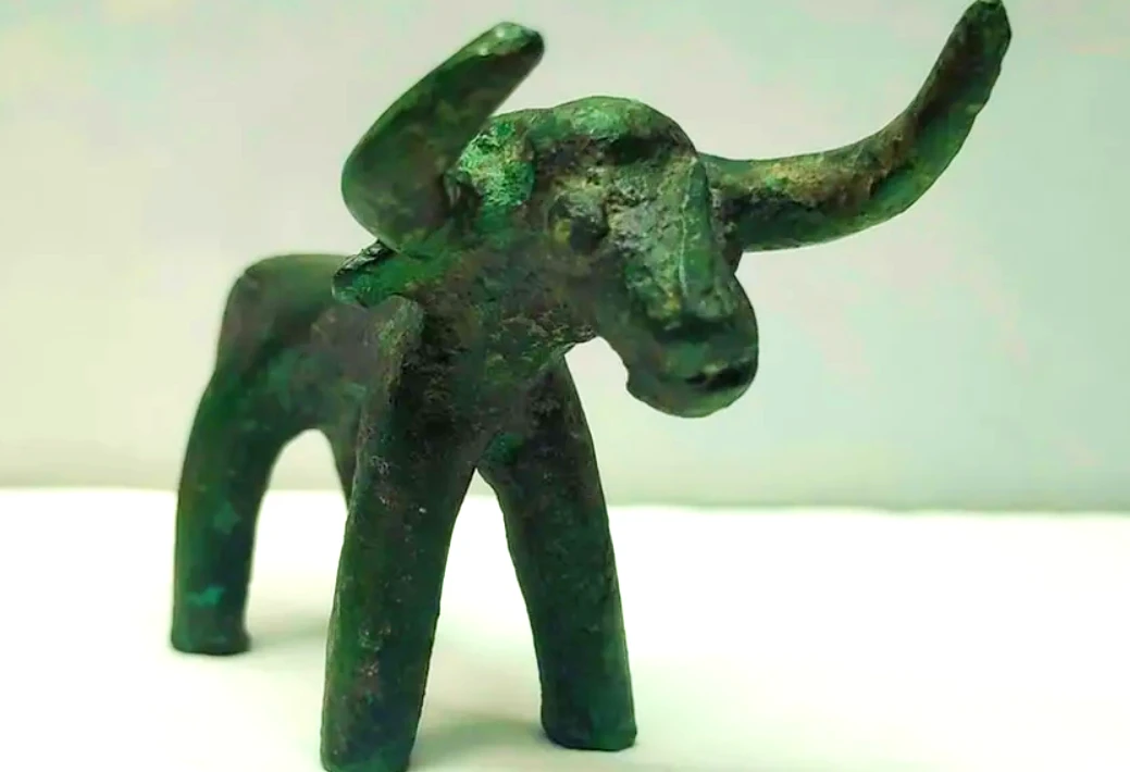 Bức tượng bò nhỏ 2.500 năm tuổi làm sáng tỏ bí mật Hy Lạp cổ