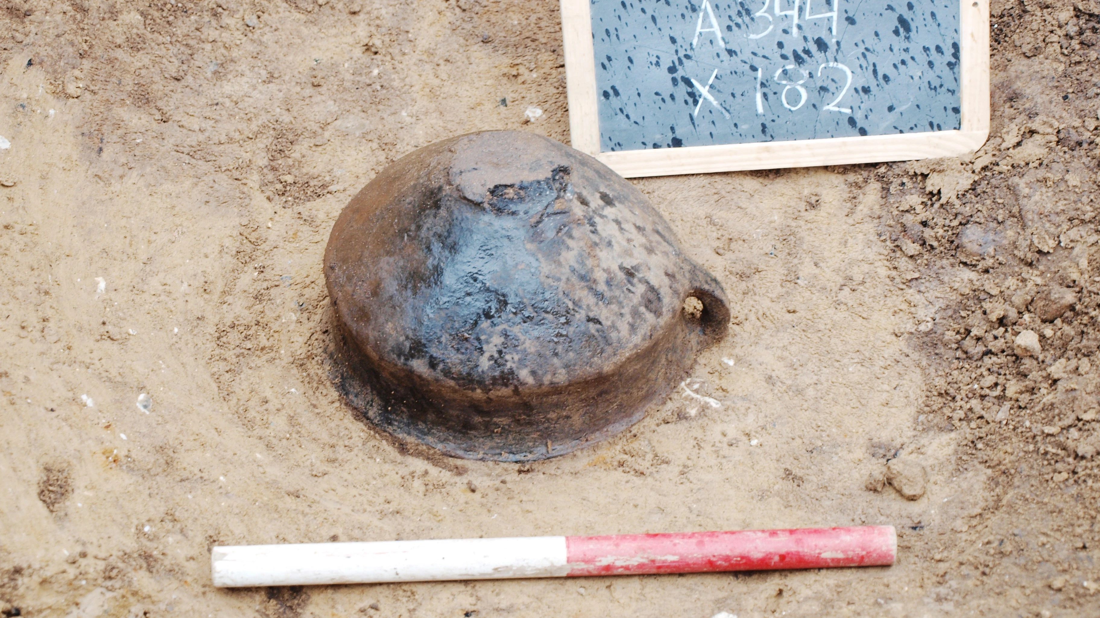 Cặn phô mai cháy kỳ lạ trong chiếc nồi 3.000 năm tuổi 