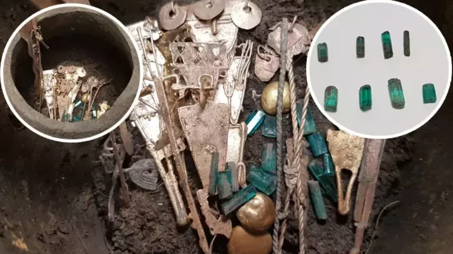 8 chiếc bình đựng ngọc lục bảo trong ngôi mộ cổ 