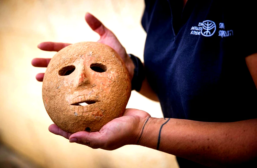 Chiếc mặt nạ đá 9.000 năm tuổi lần đầu được công bố