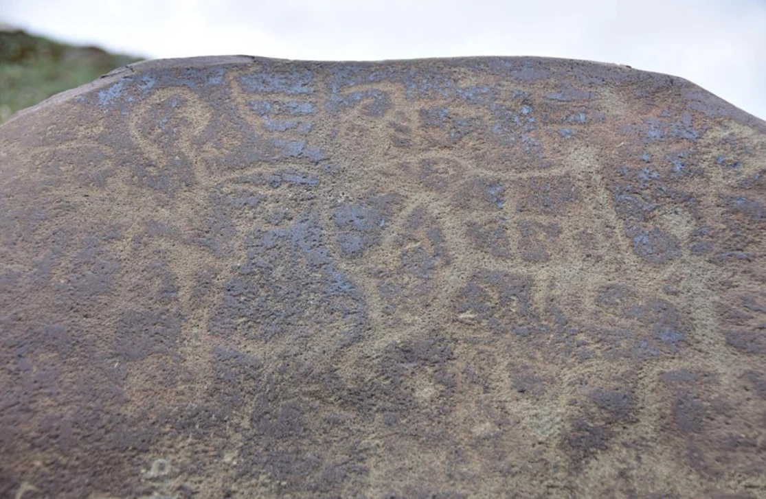 Hình lạ trên tranh đá Tây Tạng 2.000 tuổi, khoa học vắt óc giải mã