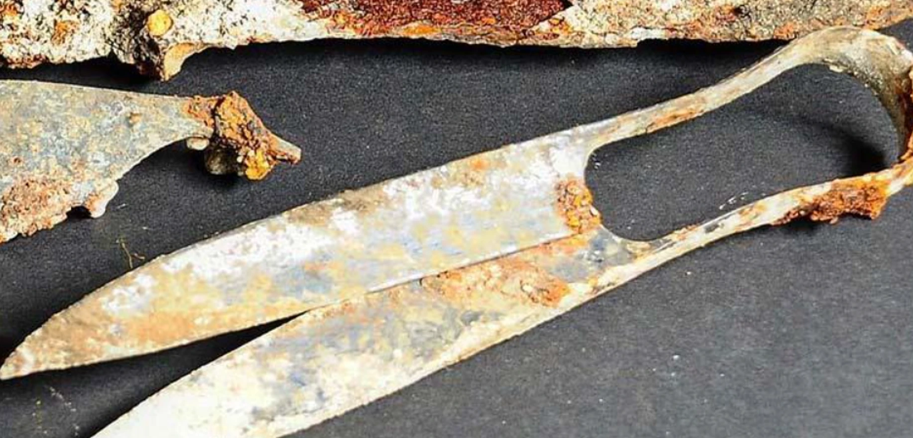 Mở mộ cổ người Celt, phát hiện kéo 2.300 năm bén như mới 