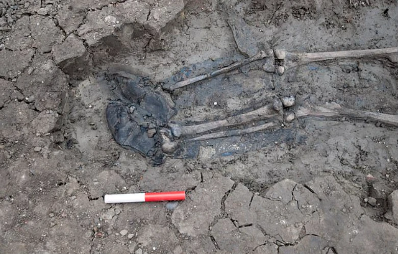 Chuyên gia 'đứng hình' phát hiện hài cốt 500 tuổi, mang ủng da còn nguyên