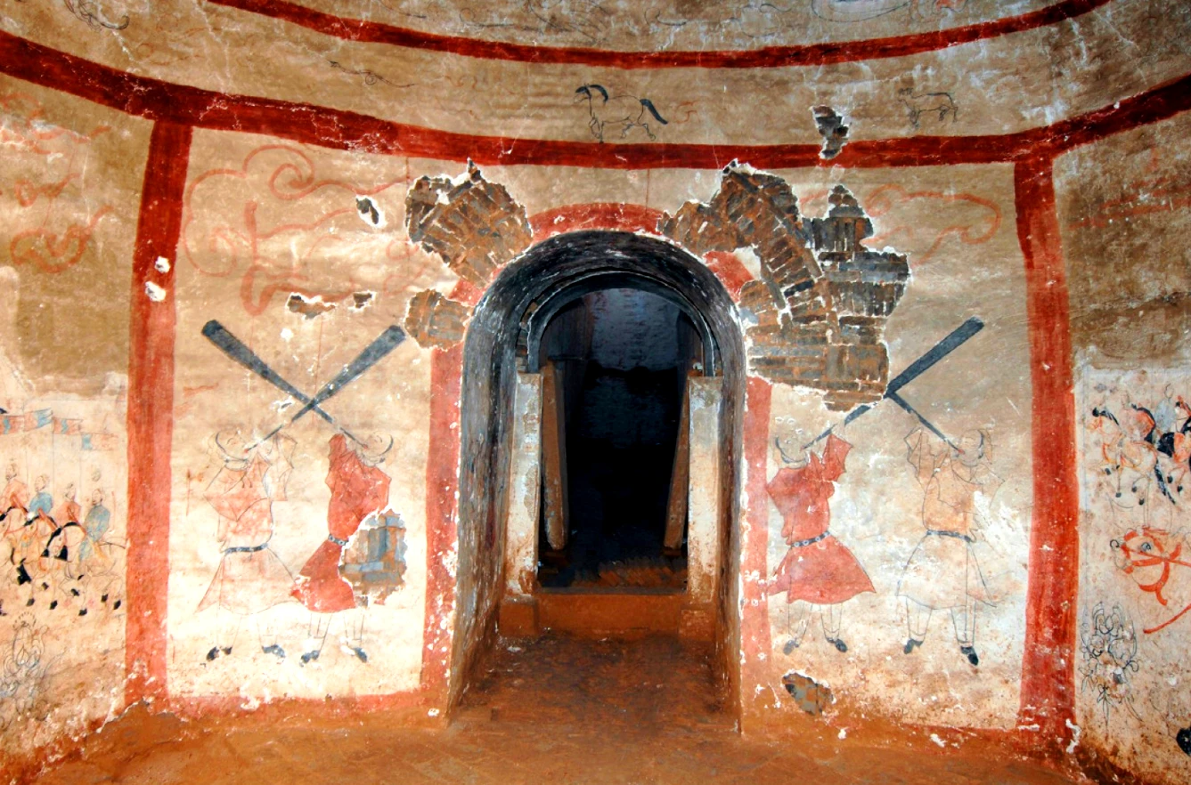 Bức tranh tường kỳ lạ trong lăng mộ cổ Trung Quốc