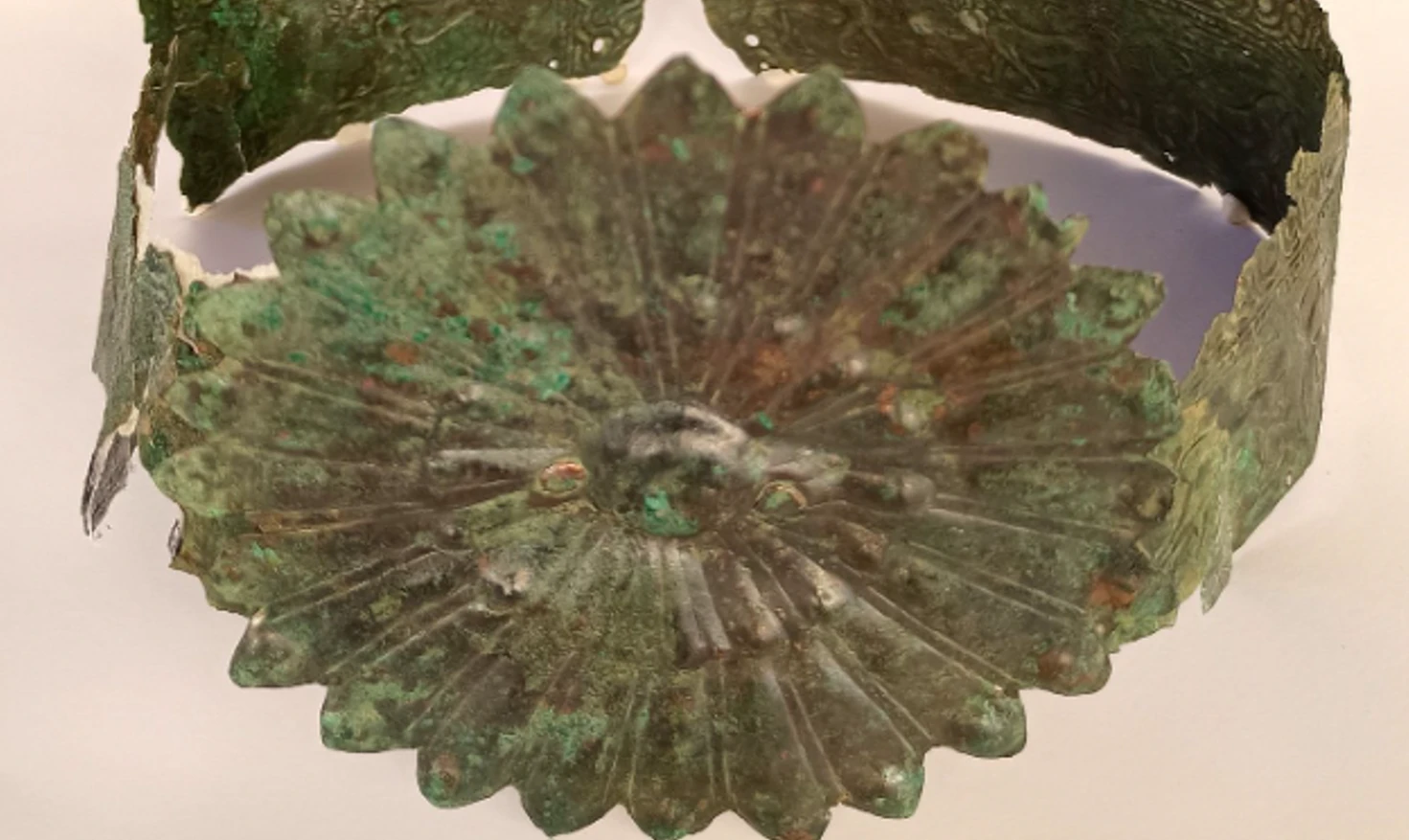 Mở ngôi mộ cổ Hy Lạp, chấn động thấy hài cốt đội vương miện ngược