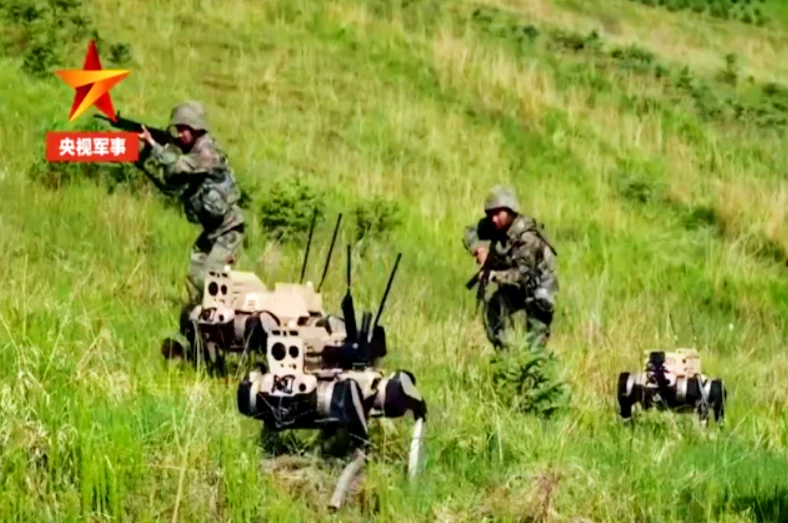 Trung Quốc ra mắt robot chó chiến đấu cùng binh sĩ