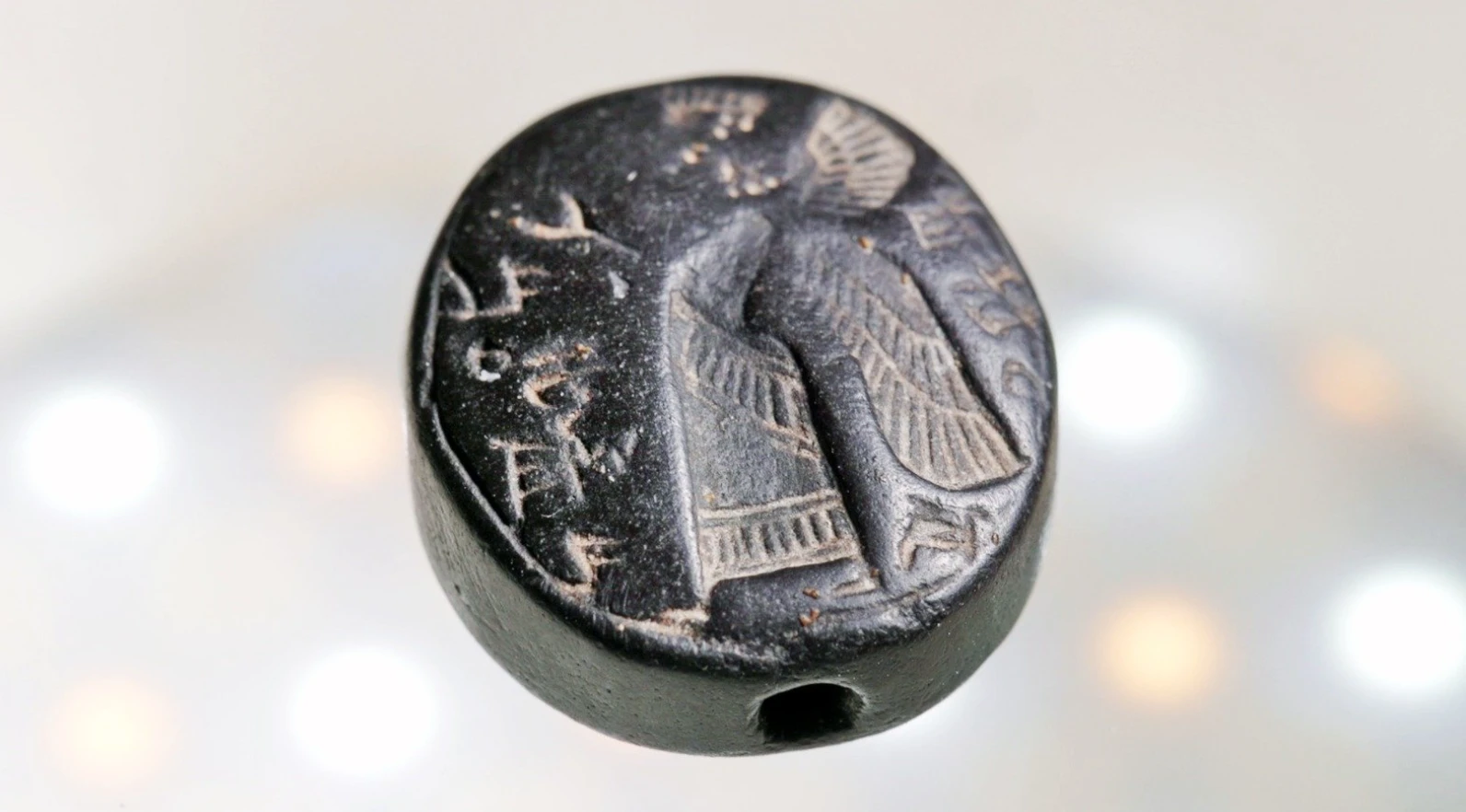 Bí ẩn con dấu đá đen khắc người có cánh 2.700 năm tuổi 