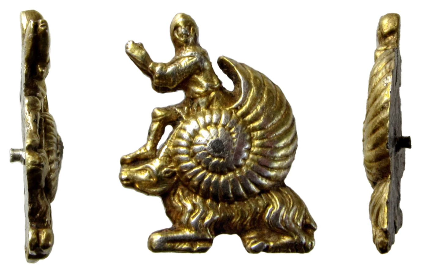 Tượng hiệp sĩ trong vỏ ốc sên gây sốc, meme Trung Cổ có thật?