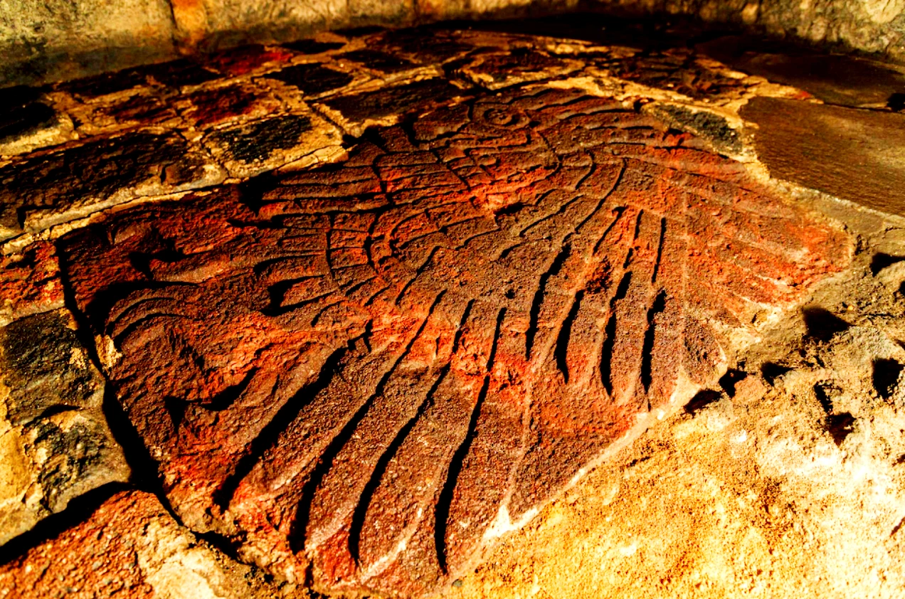 Vén màn bí mật bức phù điêu hình đại bàng vàng