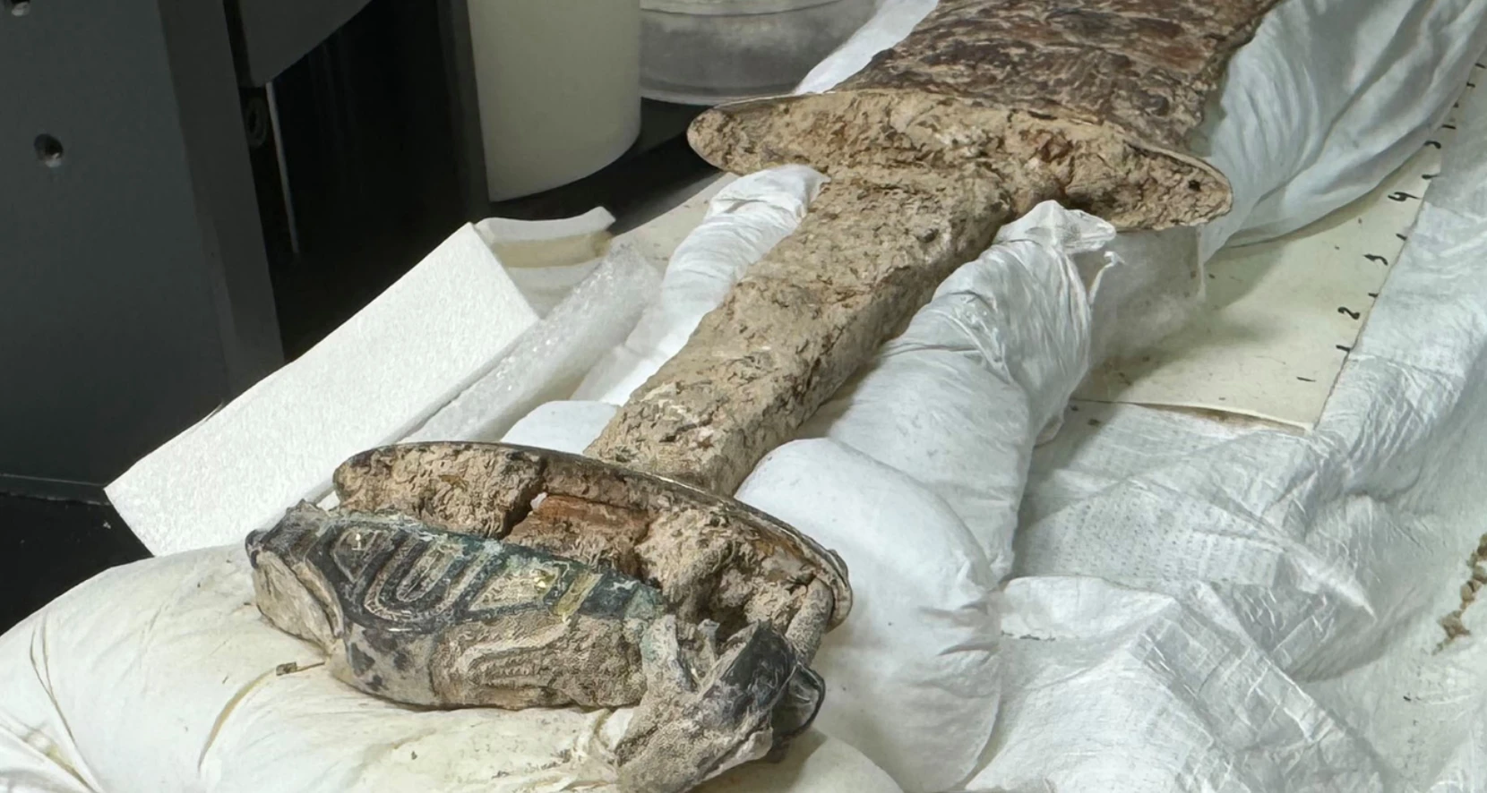 Tìm thấy thanh kiếm cổ độc lạ tại nghĩa trang người Anglo-Saxon