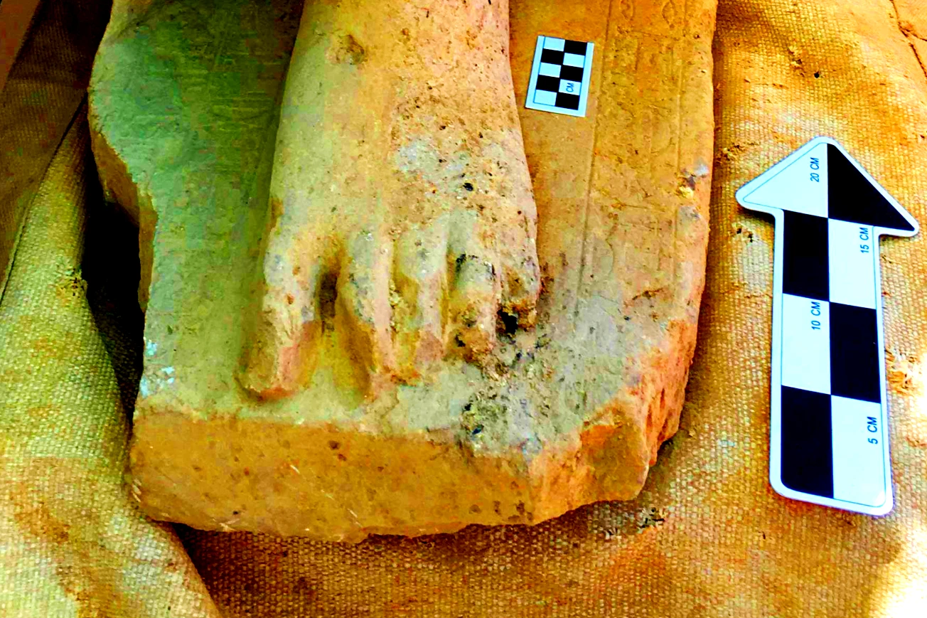 Mảnh vỡ tượng vị quan chức Ai Cập cổ đại chứa bí mật khó tin