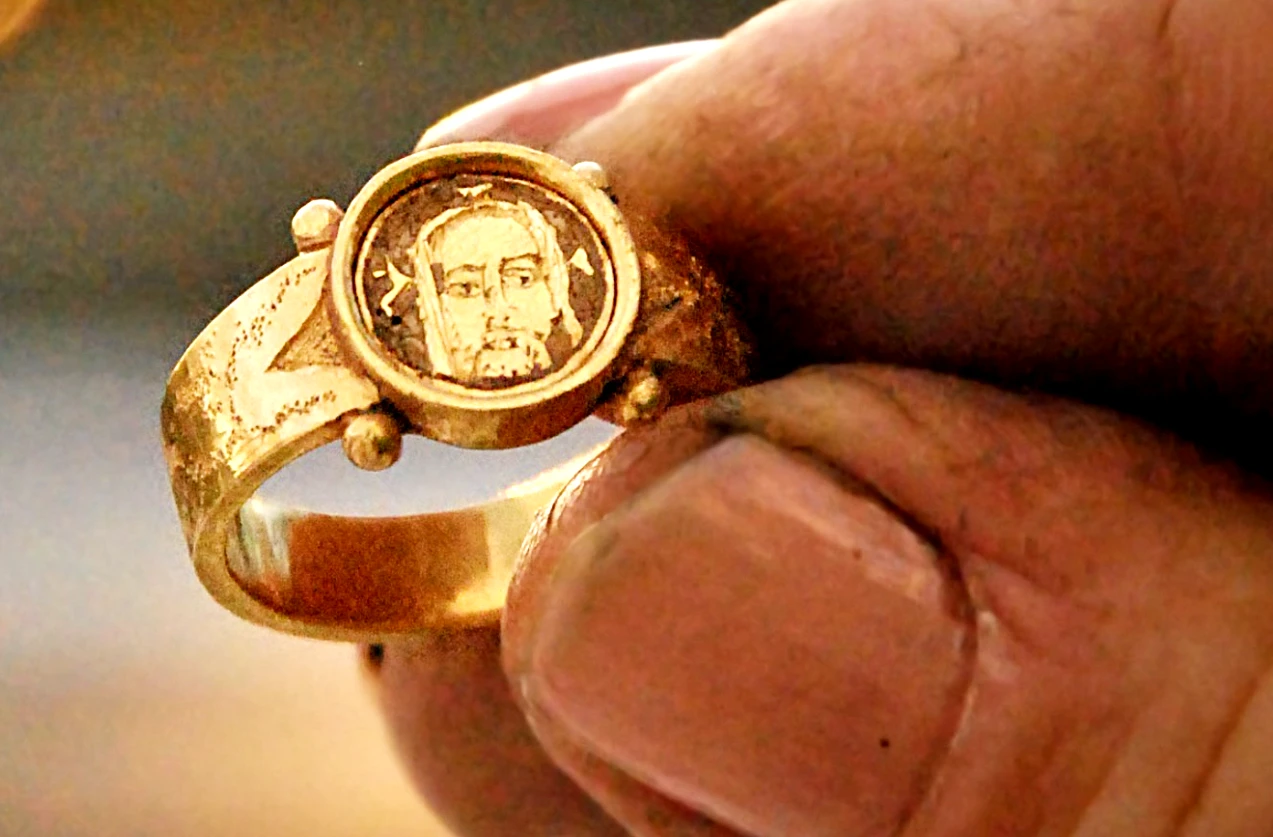 Nhẫn vàng và bùa hộ mệnh pha lê thời Trung cổ hé lộ bí mật động Trời