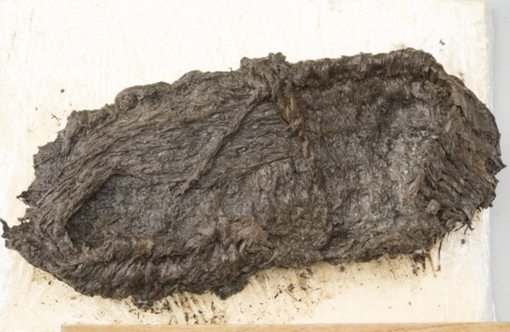 Giày cổ 5.000 tuổi nguyên vẹn khó tin dưới đáy hồ Thụy Sĩ