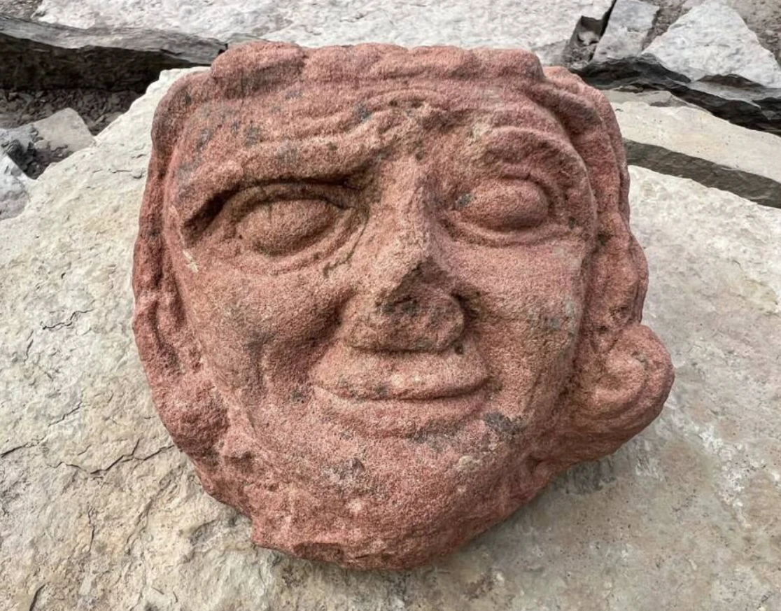 Đầu tượng đá Viking 900 năm tuổi hé lộ bí mật chấn động