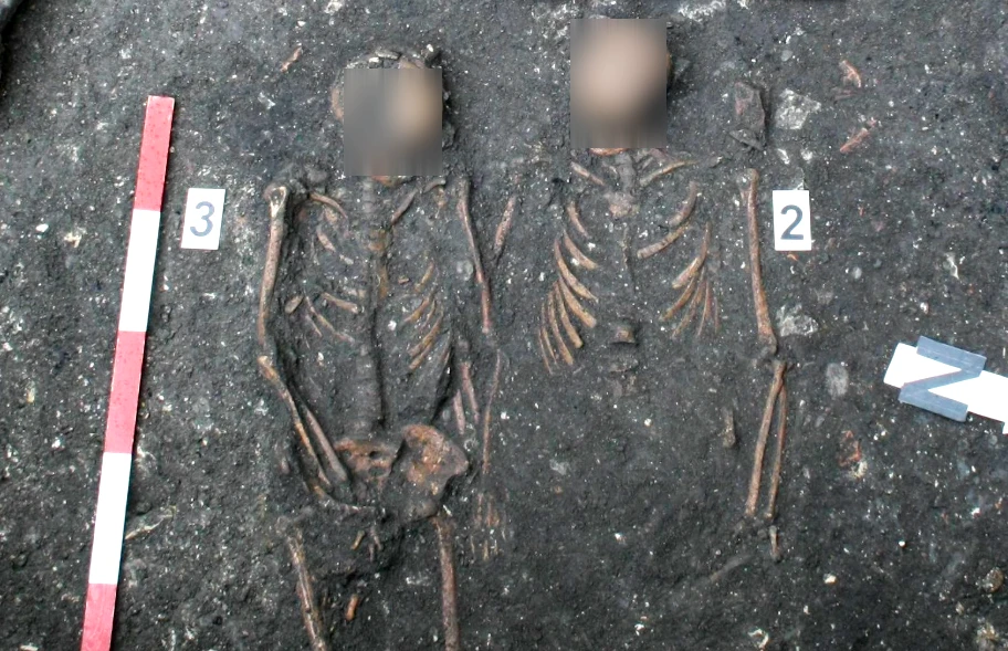 Mở mộ cổ nghìn năm, giật mình hai bộ xương nắm tay nhau