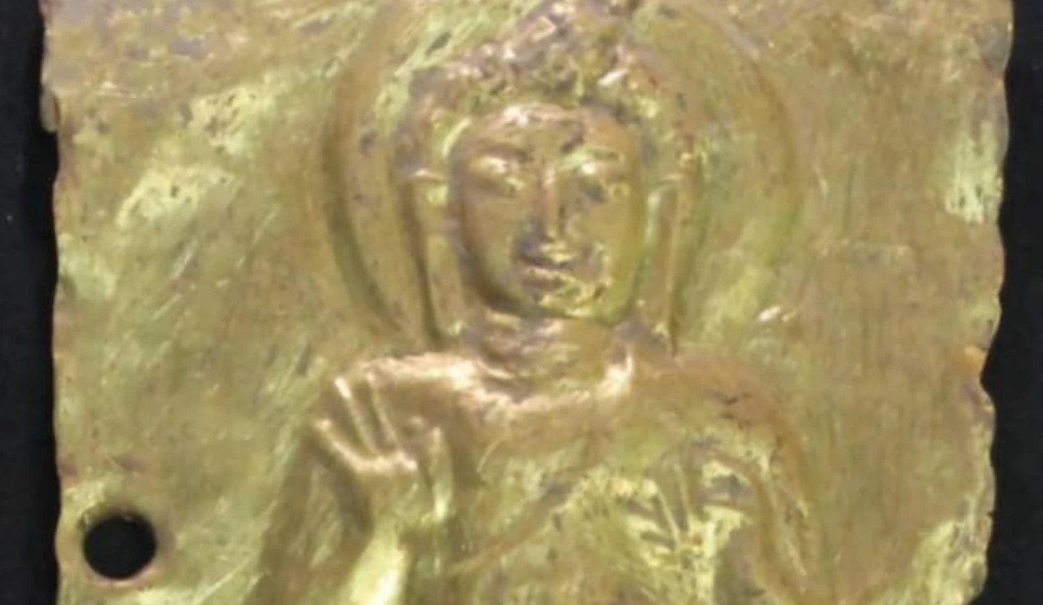 Tấm vàng độc lạ giấu bên dưới bức tượng Phật Thái Lan 