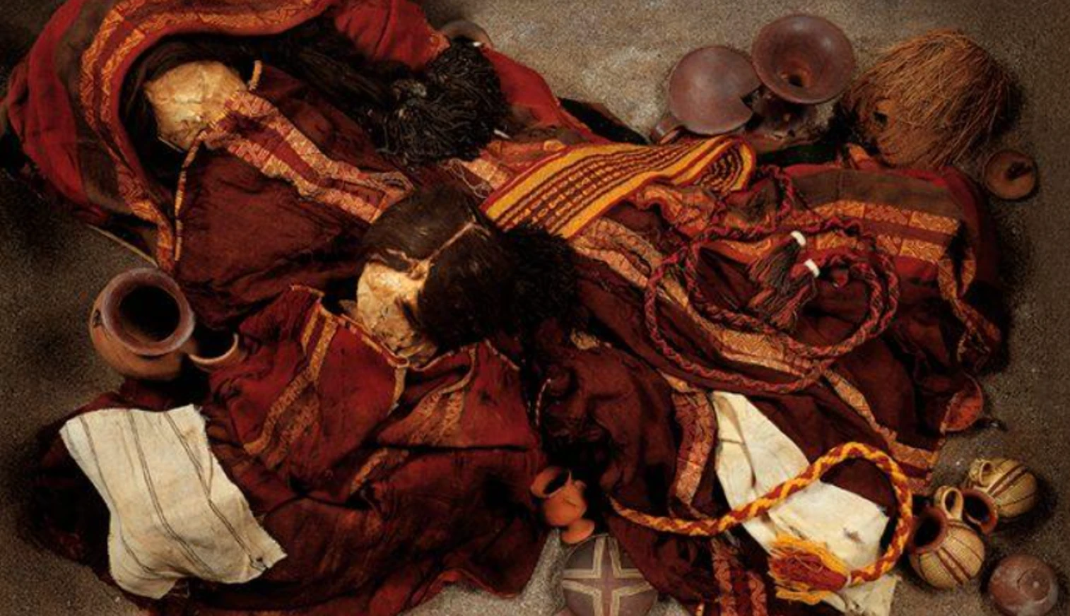 Kỳ dị hai xác ướp Chile mặc váy tẩm độc màu đỏ 