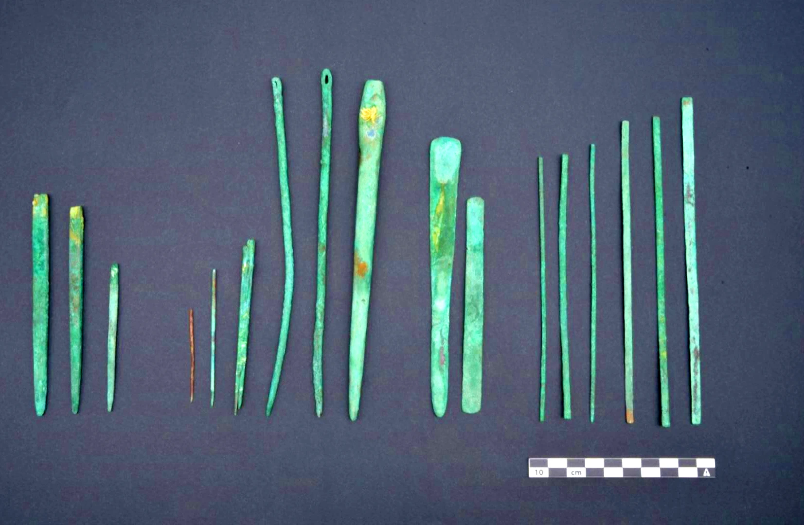 Mở mộ cổ, ngỡ ngàng phát hiện bộ dụng cụ phẫu thuật 1.000 năm tuổi