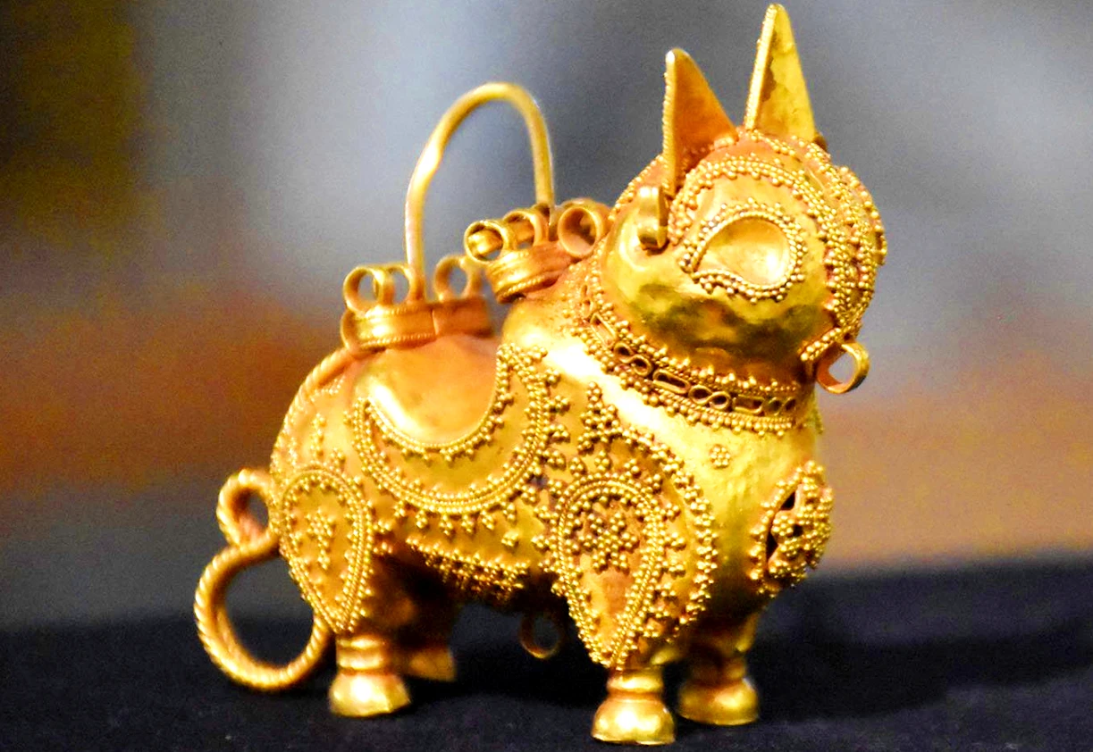 Khám phá bông tai vàng hình linh miêu thời trung cổ