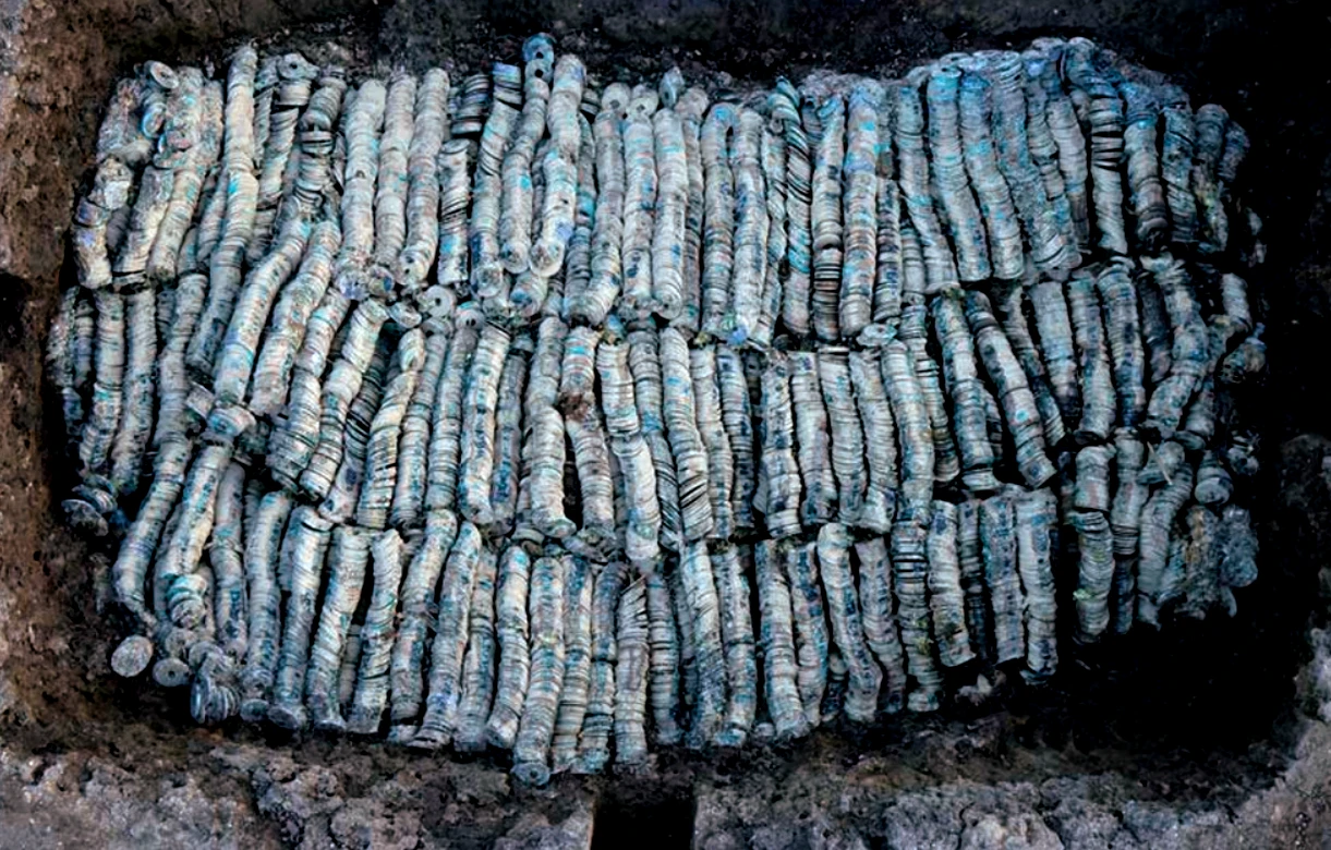 Cận cảnh 100.000 đồng xu cổ được tìm thấy ở Nhật