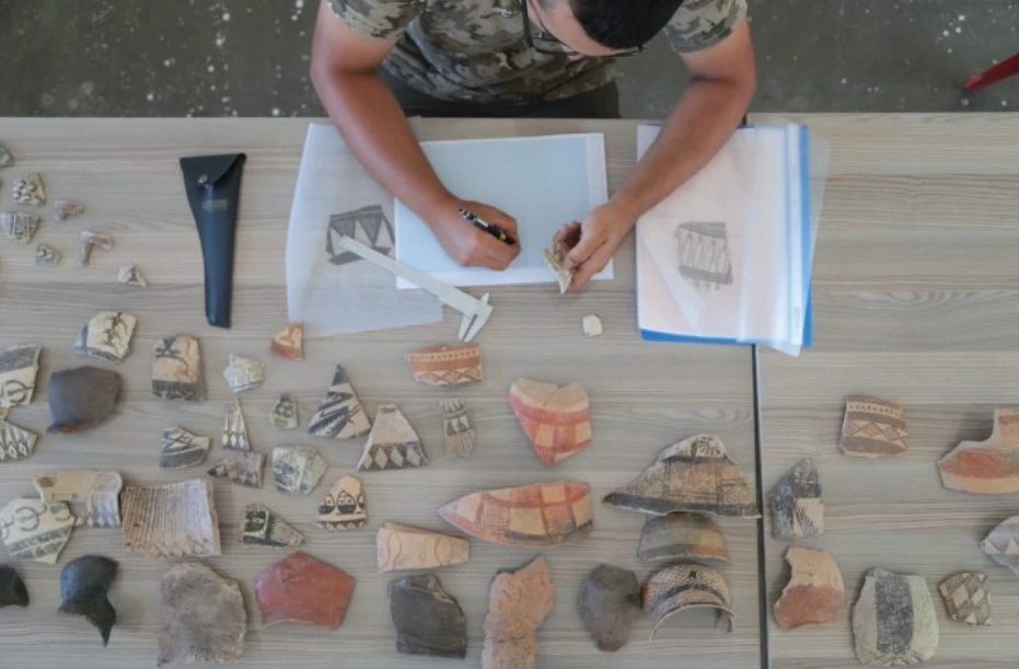 Phát hiện mảnh gốm 3.000 năm tuổi khắc cung thủ bí ẩn