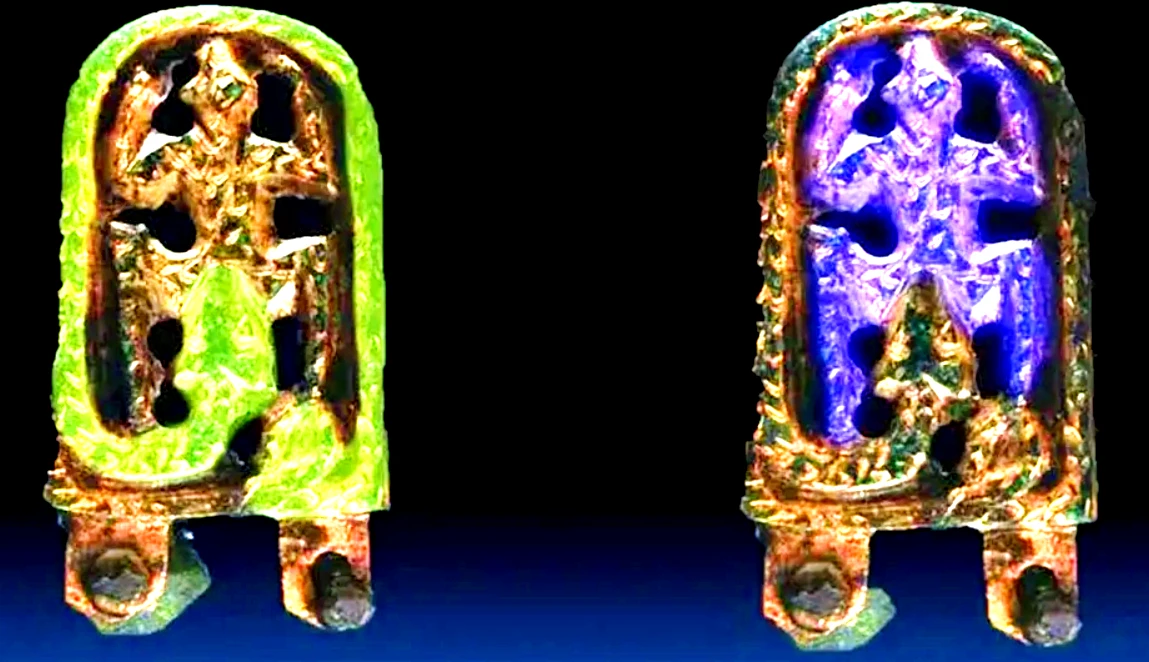 Khóa thắt lưng Trung cổ khắc rắn nuốt ếch gây bí ẩn