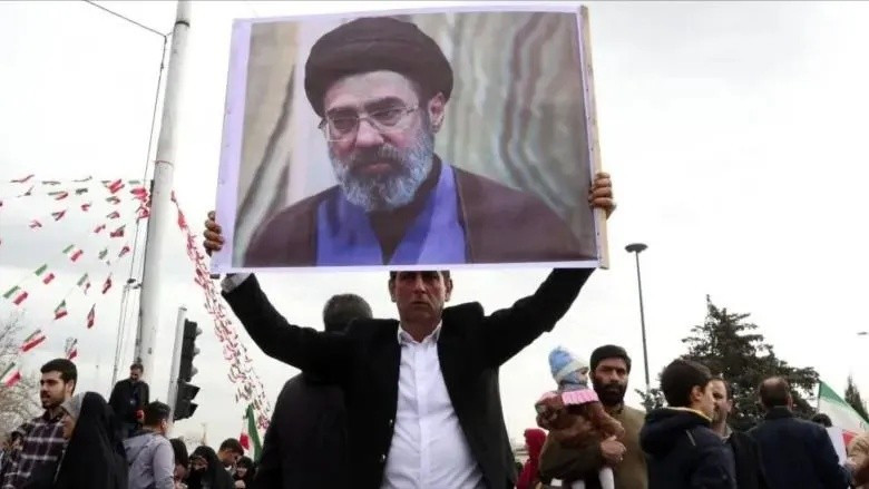 Tuy nhiên, những sự kiện này chỉ càng làm cho xã hội Iran đoàn kết hơn, và Tehran hiện đang từ chối đàm phán, nhấn mạnh ý định tiếp tục tấn công các mục tiêu quân sự của Mỹ và Israel. Đặc biệt lo ngại là giới lãnh đạo Tehran hiện nay, không tin tưởng vào Mỹ và trung gian hòa giải.