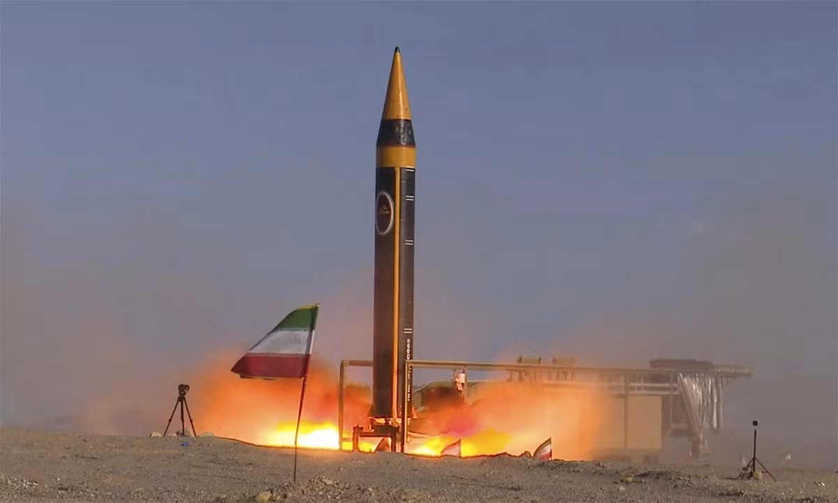 Thứ hai, cuộc tấn công bằng tên lửa của Iran vào Diego Garcia, đã chứng minh không phải là cách thức người Iran “ra đòn”, mà chứng minh Tehran “dám làm” điều đó. Vấn đề này, đã được chuyên gia quân sự người Pháp François Heisbourg, thuộc Tổ chức Nghiên cứu Chiến lược (FPRS) đánh giá rất cao, vì nó có thể ngăn chặn một số quốc gia, đang có ý định tham gia vào liên minh Mỹ-Israel, để tấn công Iran.