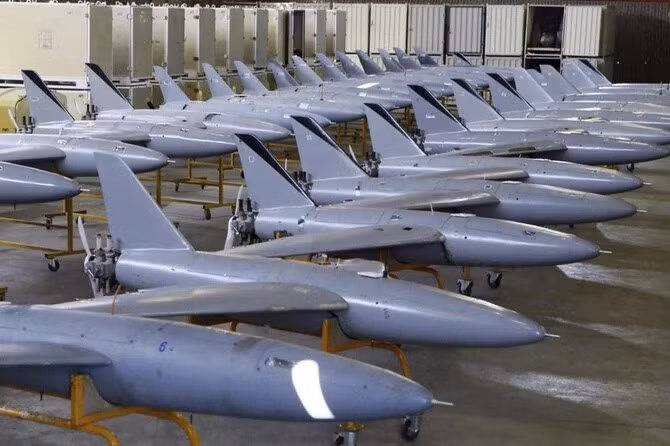 Chương trình máy bay không người lái quy mô lớn của Iran rất đáng chú ý: Reuters ước tính rằng Iran có khả năng sản xuất tới 10.000 máy bay không người lái mỗi tháng, điều này bù đắp nhiều hơn cho sự thiếu hụt tên lửa.