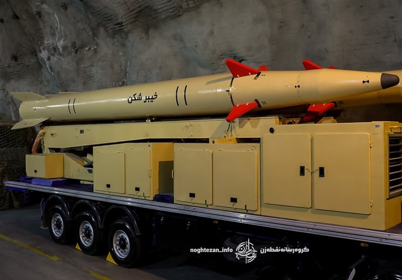 Trước chiến tranh, kho tên lửa đạn đạo của Iran được ước tính ở mức dao động rộng, từ 2.500 đến 6.000 quả. Nhưng cả Mỹ và Israel đều tuyên bố, họ đã phá hủy một phần tiềm lực tên lửa của Iran. Ví dụ, Israel tuyên bố đã vô hiệu hóa hơn 70% bệ phóng và một phần đáng kể cơ sở hạ tầng.