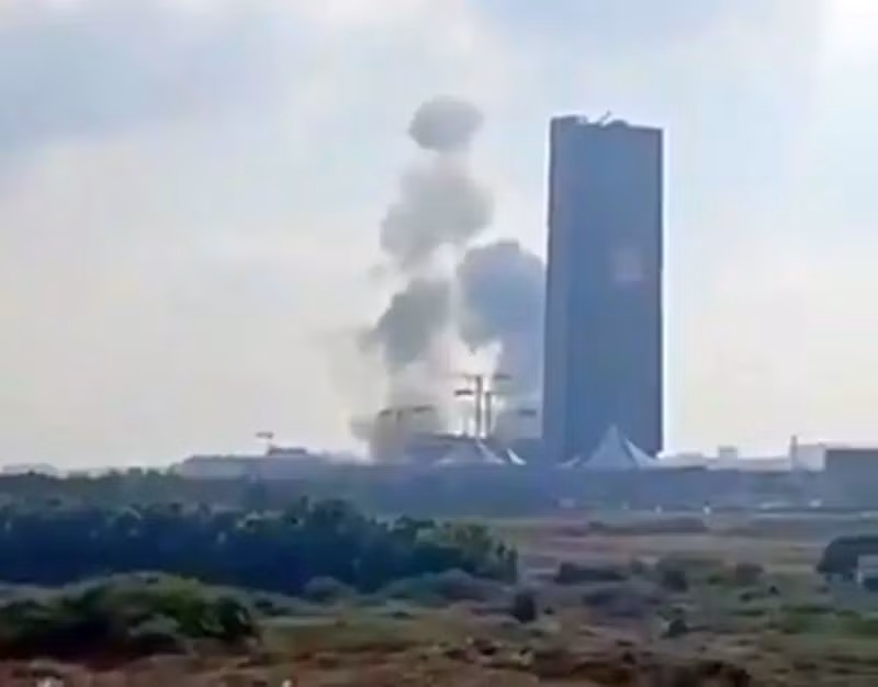 Trong khi đó, rõ ràng là Israel không chỉ dựa vào thông tin tình báo của riêng họ và chỉ có một quốc gia trên thế giới, có thể cung cấp thông tin tình báo cho Không quân Israel tiến hành không kích với độ chính xác cực cao như vậy, đó chính là Mỹ. Tình báo Mỹ có khả năng thu thập thông tin, dựa trên các thuê bao mạng di động và cung cấp cho đồng minh Israel.