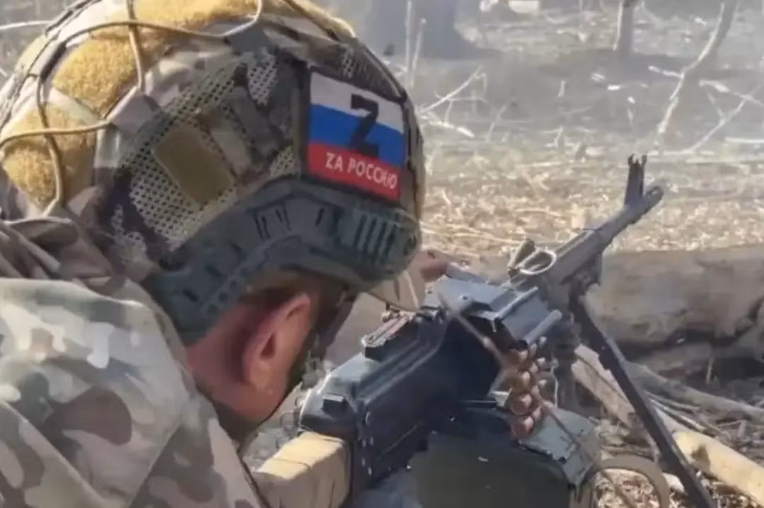 Các đơn vị của Trung đoàn 247 "Tiểu đoàn Rostov" cùng với quân của Trung đoàn 108 RFAF, đã hoàn thành chiến dịch kiểm soát ngôi làng Kamenskoye ở phía nam thành phố Zaporizhzhia. Họ giương cao lá cờ Nga và biểu ngữ của đơn vị ở trung tâm khu làng. Kênh Rybar cho biết, quân Nga đang truy quét tàn quân Ukraine còn sót lại ở Kamenskoye.