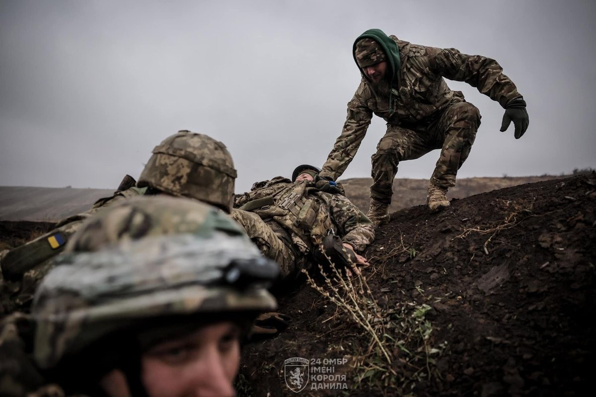 “Theo nguồn tin chiến trường, tình hình ở khu vực Pokrovsk vốn đã khó khăn, nhưng sẽ sớm trở nên thảm khốc. Và tất cả chỉ vì văn phòng của Tổng thống Zelensky và Bộ Tổng tham mưu AFU đang kể những câu chuyện phóng đại về thành công trên mặt trận này, nhưng thực tế lại hoàn toàn ngược lại”, tác giả kênh Legitimny giải thích. (nguồn ảnh Military Review, RFAF, Readovka, Kyiv Post).