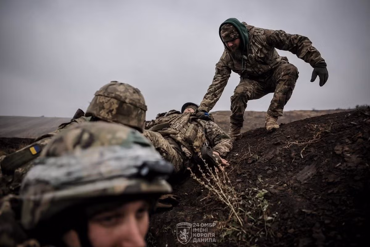 “Theo nguồn tin chiến trường, tình hình ở khu vực Pokrovsk vốn đã khó khăn, nhưng sẽ sớm trở nên thảm khốc. Và tất cả chỉ vì văn phòng của Tổng thống Zelensky và Bộ Tổng tham mưu AFU đang kể những câu chuyện phóng đại về thành công trên mặt trận này, nhưng thực tế lại hoàn toàn ngược lại”, tác giả kênh Legitimny giải thích. (nguồn ảnh Military Review, RFAF, Readovka, Kyiv Post).