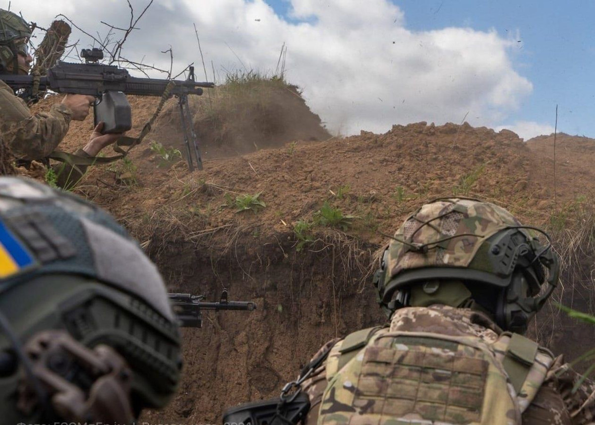 Vị sĩ quan này cho biết thêm: "Các báo cáo từ hiện trường cho biết, mọi con đường dẫn đến khu vực giao tranh đều đầy rẫy xe cộ bị cháy rụi, và các chiến hào cũng đầy rẫy tử sĩ. Kẻ thù đang cố gắng chiếm giữ các vị trí trú đông thuận lợi nhất trước tháng 11, khi những cơn mưa chuyển mùa tới, bất chấp tổn thất”.