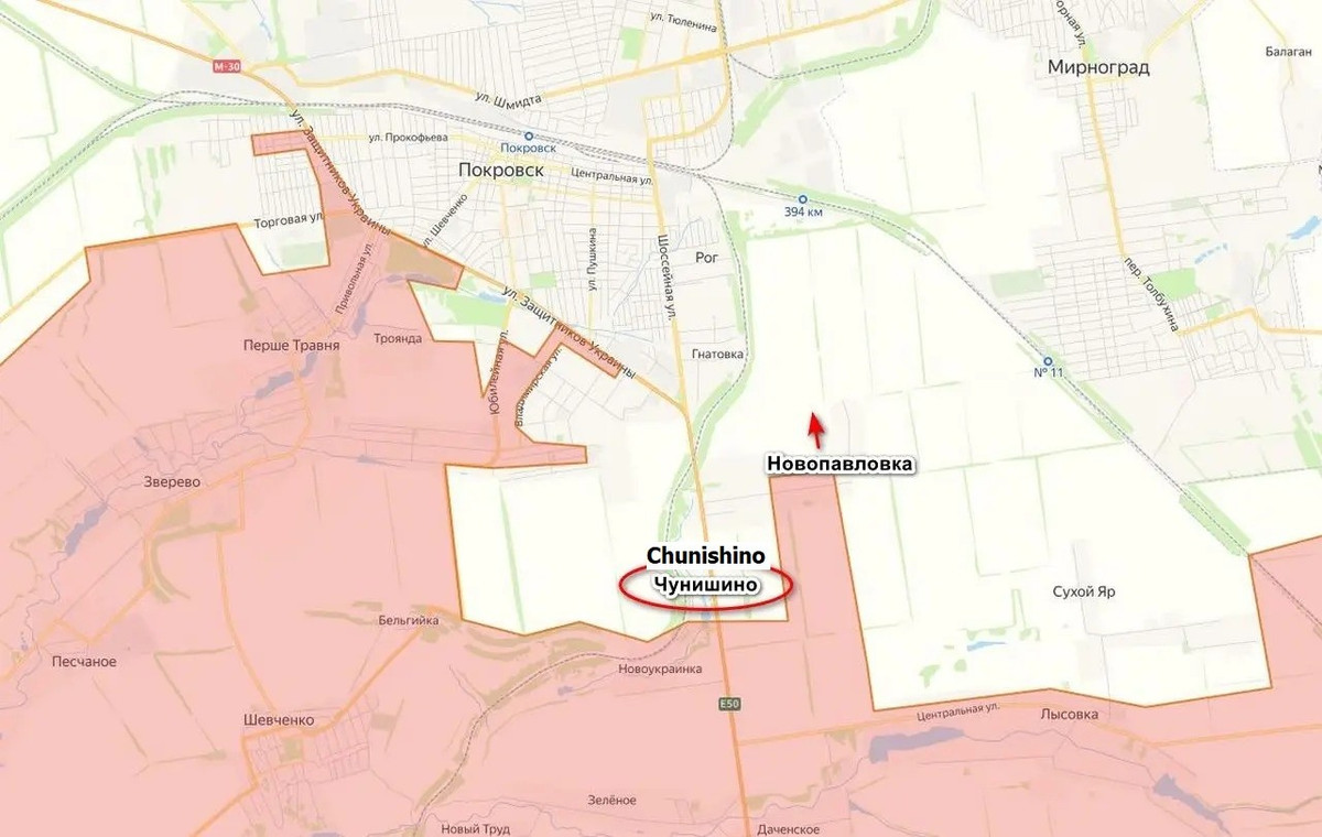 Hãng tin TASS của Nga, dẫn lời ông Igor Kimakovsky, cố vấn của người đứng đầu nhà nước cộng hòa tự xưng Donetsk (DPR) đưa tin, quân đội Nga (RFAF) đang tiến từng bước vững chắc về Pokrovsk từ phía đông nam, giao tranh tại làng Chunishino, nằm ở phía nam thành phố đang đi đến hồi kết và ngôi làng này sẽ sớm bị quân Nga tràn ngập.