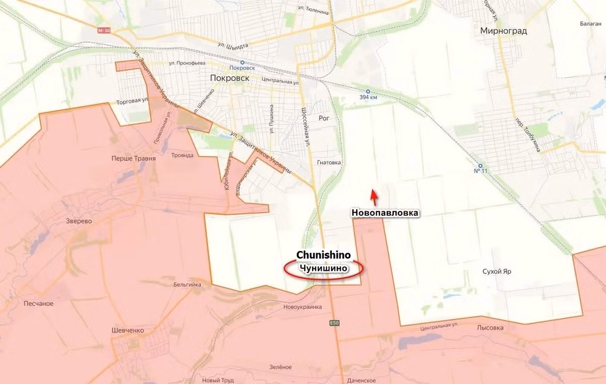 Hãng tin TASS của Nga, dẫn lời ông Igor Kimakovsky, cố vấn của người đứng đầu nhà nước cộng hòa tự xưng Donetsk (DPR) đưa tin, quân đội Nga (RFAF) đang tiến từng bước vững chắc về Pokrovsk từ phía đông nam, giao tranh tại làng Chunishino, nằm ở phía nam thành phố đang đi đến hồi kết và ngôi làng này sẽ sớm bị quân Nga tràn ngập.