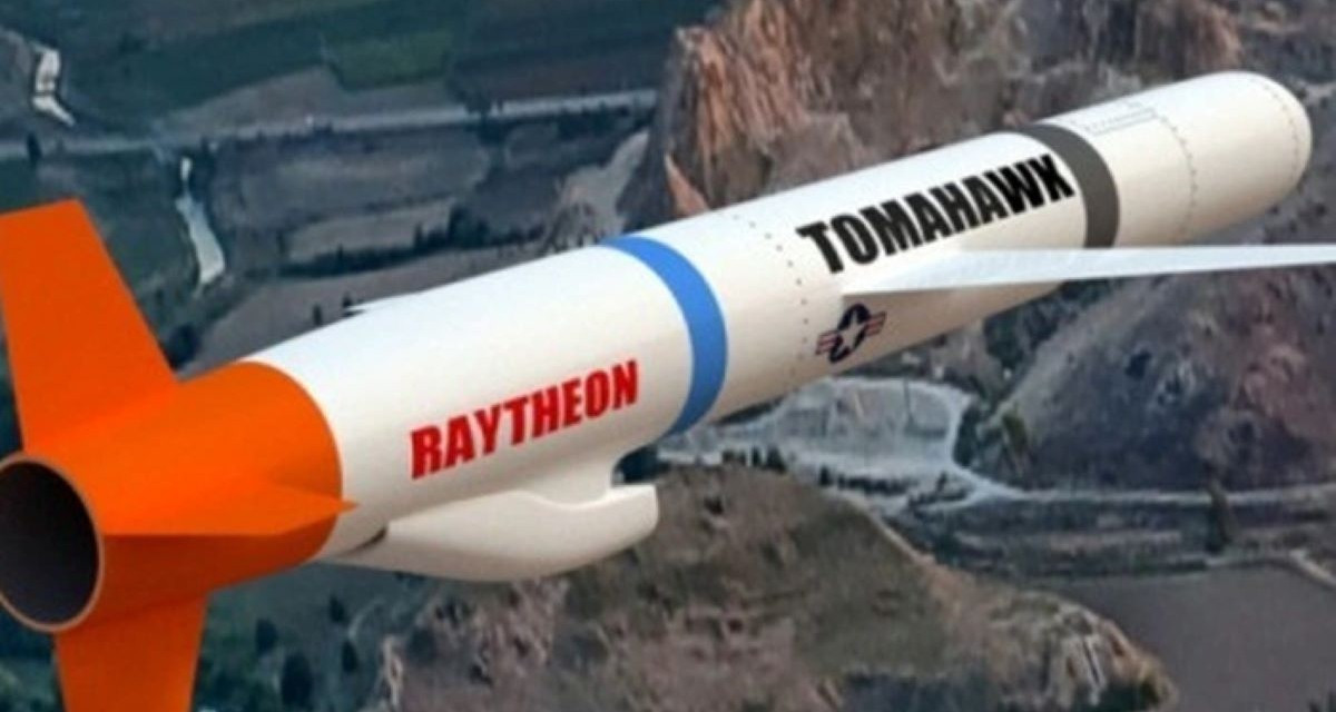 Trước hết chúng ta cần hiểu về Tomahawk; đây là loại tên lửa hành trình đa năng có tốc độ cận âm, có tầm bắn từ 1.600 - 2.500 km, do Mỹ sản xuất; có thể hoạt động trong mọi điều kiện thời tiết. Đặc điểm của nó bao gồm tầm bắn xa, độ cao hành trình thấp, khả năng bay bám địa hình và có tính năng tàng hình nhất định.